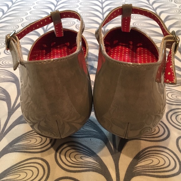 B.A.I.T. Mini Wedge Vintage inspired Shoes. Size 9 - Picture 8 of 8